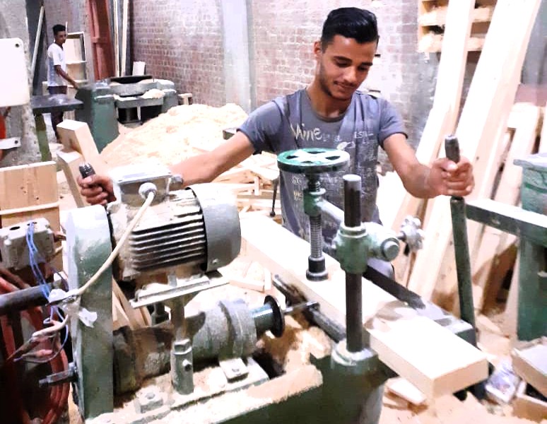 M. lernt Tischlerhandwerk